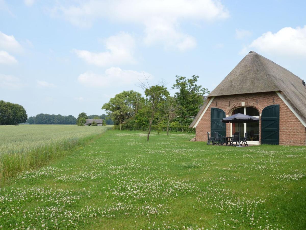 Staying In A Thatched Barn With Box Bed Beautiful View Region Achterhoek Geesteren  Eksteriør bilde